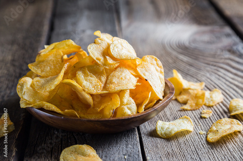 Fotomural Potato chips on a wooden table