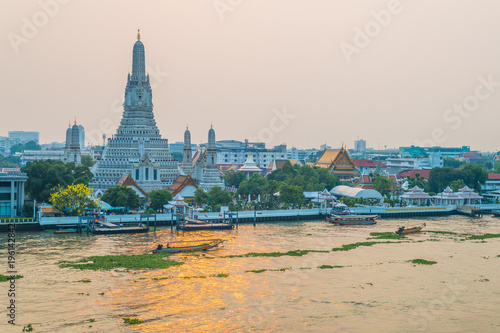 Photo Wat Arun Ratchawararam is located on the Thonburi west bank of Chaopraya river,