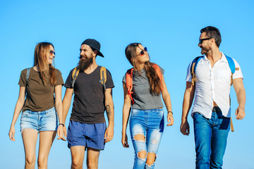 Poster - Happy friends on blue sky, wanderlust