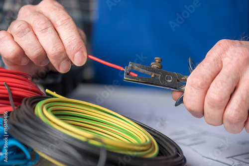 Cuadros en Lienzo Electrician stripping a wire