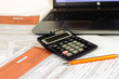 Polskie formularze PIT-37 oraz kalkulator i pomarańczowy długopis