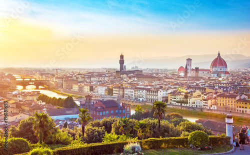 Plakat Wspaniały widok panoramiczny Florencji od Michelangelo Square o zachodzie słońca. To pielgrzymka turystów i romantyków. Katedra Duomo. Włochy, Toskania