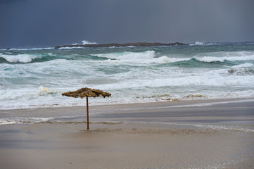 Wall Mural - Ein Sonnenschirm am Strand von Falasarna/Kreta bei Regen