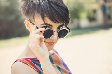 Woman with sunglasses in city.