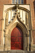 Odnowione drzwi dawnego kościoła