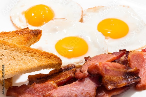 Plakat Śniadaniowy posiłek - jajka, grzanka i bekon