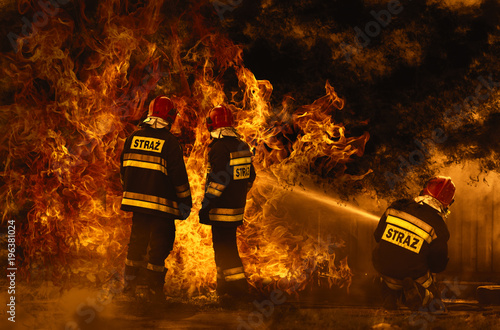 Plakat strażacy gaszący niebezpieczny pożar