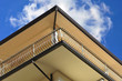 Moderner Balkon mit Metall-Geländer an Neubau-Hausfront