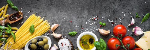 Fotomural Italian Food background on black stone table. Top view.