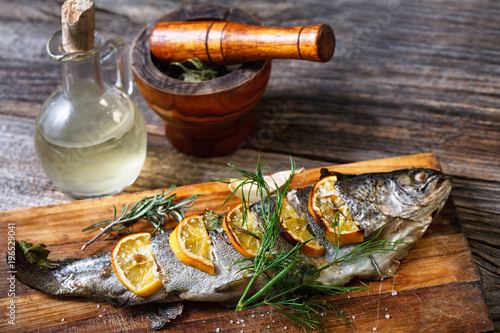 Zdjęcie XXL ryby na stole ze świeżych składników do gotowania