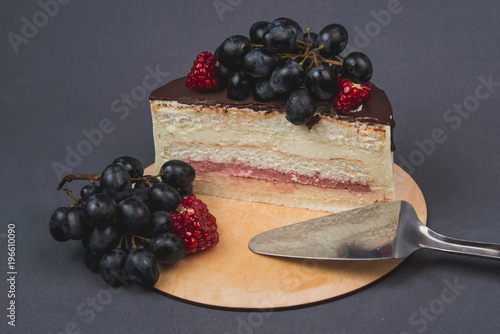 Zdjęcie XXL Wyśmienicie tort na szarym tle. Ozdobiony winogronami i granatem