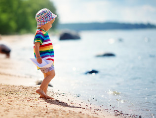 Wall Mural - little boy playing at the beach in hat