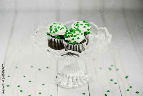 Zdjęcie XXL Trzy czekoladowe babeczki z zielonymi cukierkami shamrock na naczyniu do serwowania kryształów
