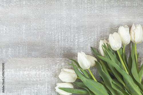 Dekoracja na wymiar  wiele-bialych-tulipanow-na-jasnej-drewnianej-powierzchni