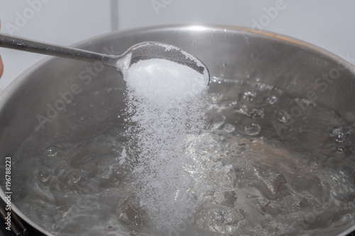 Zdjęcie XXL Wlać sól do wrzącej wody