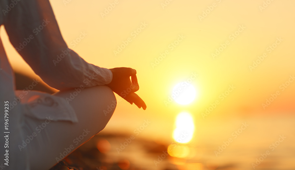 Stock-Foto „hands of woman meditating in yoga pose at sunset on beach ...