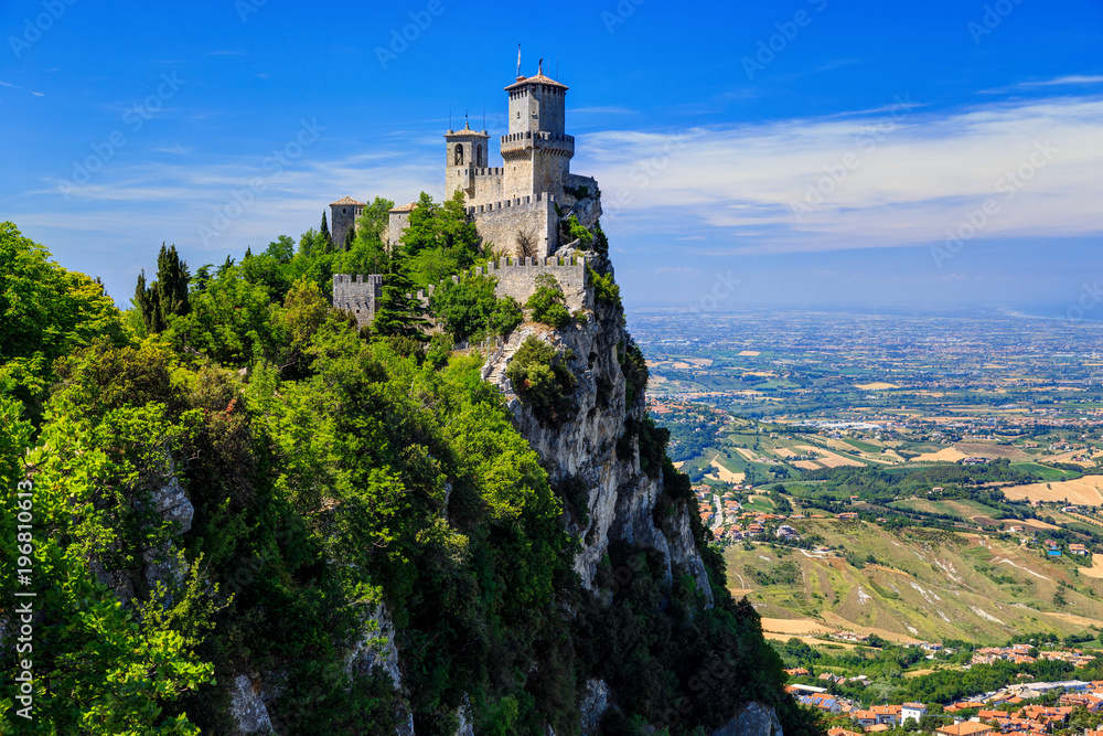 Obraz na płótnie Fortress Guaita on Mount Titano is the most famous tower of San Marino, Italy.
 w salonie