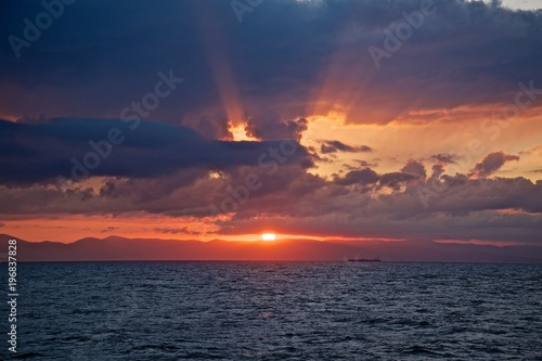Zdjęcie XXL Barwiony zmierzchu niebo z piękno chmurami i słońce promieniami. Streszczenie seascape.