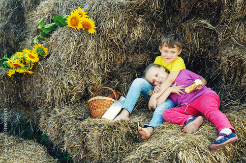 Plakat zabawa i dzieci mogą cieszyć się przyrodą na wsi