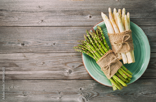 Fotografía Bunches of fresh green and white asparagus on wooden background