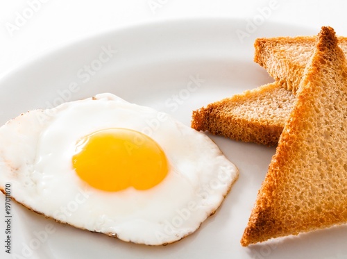 Plakat Śniadaniowy posiłek - smażący jajko i grzanka