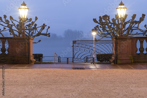 Fotografie, Obraz Schloß in Wiesbaden Biebrich im Frühnebel