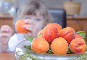 Sticker - enfant prenant un abricot