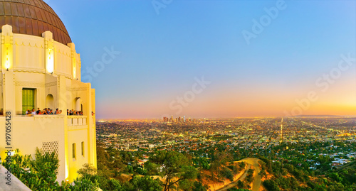 Plakat Widok Griffith obserwatorium i centrum miasta Los Angeles przy zmierzchem.