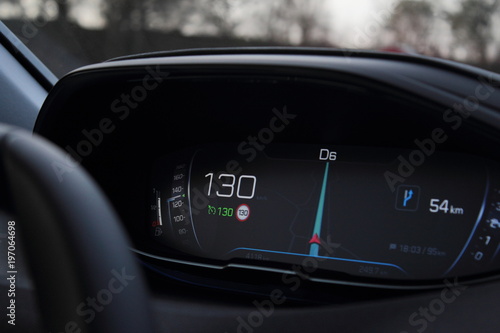 Fotografía Le tableau de bord de voiture moderne. 130 kmh.
