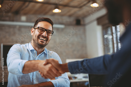 Cuadros en Lienzo Close up of handshake in the office