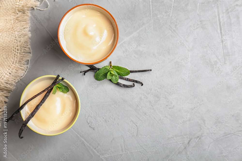 Obraz na płótnie Cups with vanilla pudding, sticks and fresh mint on light background w salonie