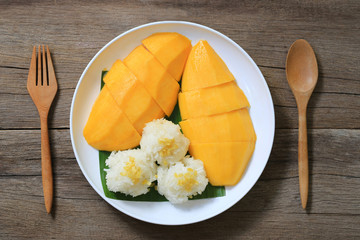 Wall Mural - Mango and sticky rice in the white dish on wooden floor.