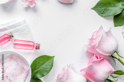 Plakat organiczny kosmetyk z olejem różanym na białym tle widok z góry