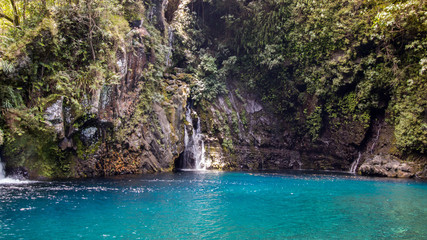 Cascade sur Ile de la réunion avec une bleu turquoise