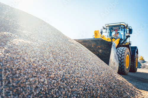Cuadros en Lienzo Erdarbeiten auf einer Tiefbau Baustelle, Kies und Radlader
