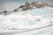 Winterliche Alpenlanschaft in den schweizer Bergen mit Strasse im Vordergrund