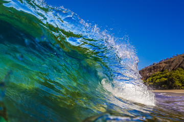 Fototapete - Ocean colorful bright wave with green blue water and splashed lip