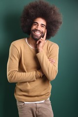 Wall Mural - Afro man in front of a green background