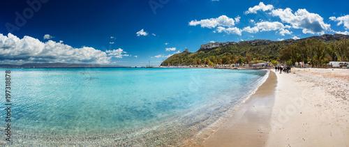 Fotomural  Panoramic view of Poetto's Beach with Sella Del Diavolo promontory on backgrou