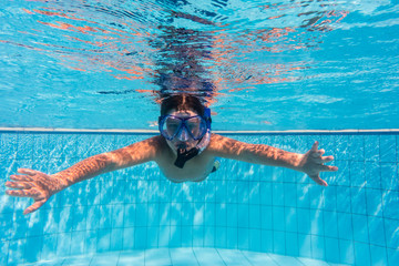 Wall Mural - Boy in mask dive in swimming pool