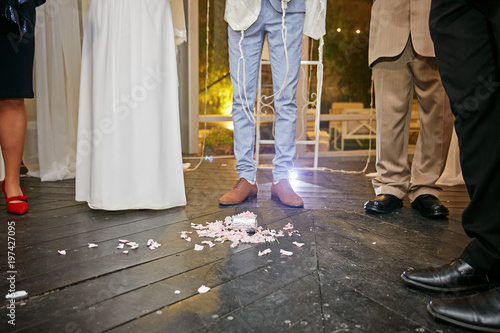 Fotomural groom at jewish wedding steps on a glass