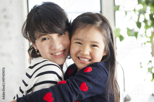 仲良し美人親子 抱き合いながらカメラ目線 Stock Photo Adobe Stock 仲良し美人親子 抱き合いながらカメラ目線 Stock Photo Adobe Stock