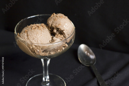 Zdjęcie XXL Lody czekoladowe to ulubiony deser wszechczasów, uwielbiany przez wszystkich. To jest zdrowy lody, które jest wykonane z orzeszków ziemnych i proszku korzenia strzały