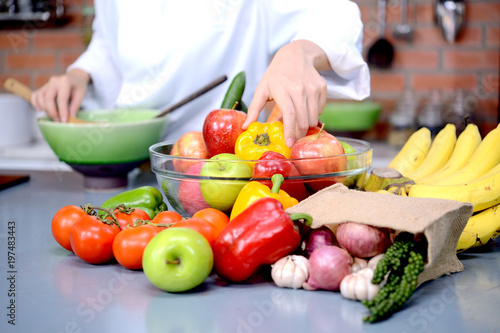 Plakat Kolorowi warzywa i owoc na szefa kuchni tle w kuchni