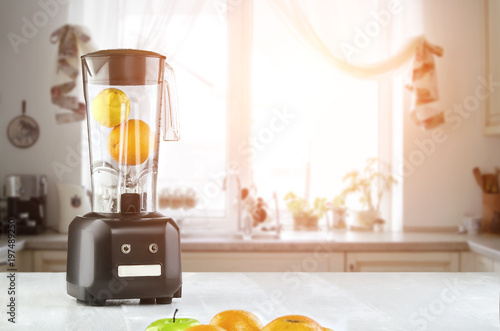 Zdjęcie XXL Elektryczny mikser do robienia soków owocowych lub smoothie. Rozbłysk słoneczny
