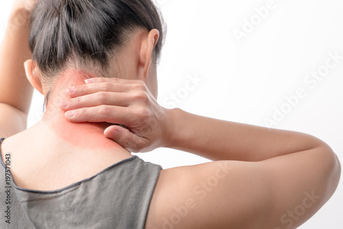 Fotografía closeup women neck and shoulder pain/injury with red highlights on pain area wit
