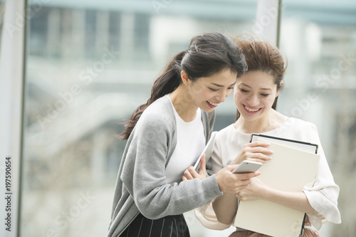 楽しそうにスマートフォンを覗き込むolたち Stock 写真 Adobe Stock 楽しそうにスマートフォンを覗き込むolたち Stock 写真 Adobe Stock