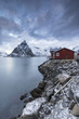 Holzhütte an einem Fjord auf den Lofoten in Norwegen