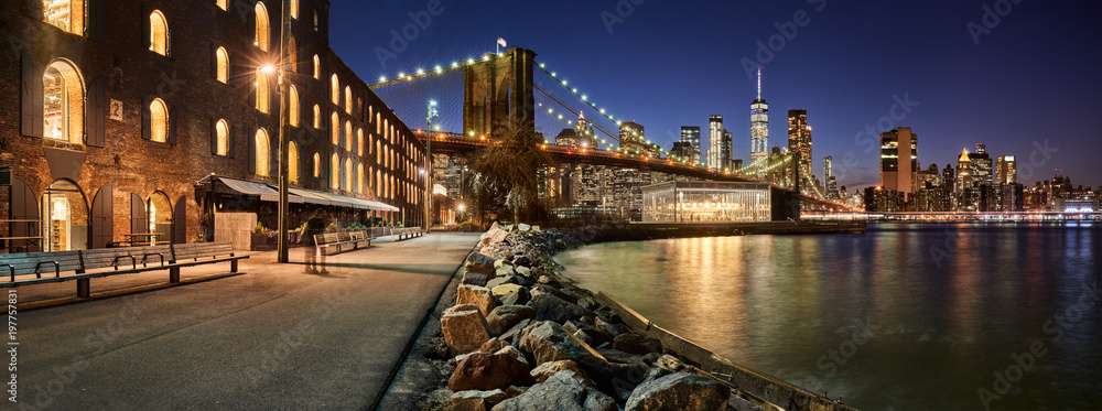 Brooklyn Bridge Park waterfront in evening with view of skyscrapers of Lower Manhattan and the Brooklyn Bridge. Brooklyn, Manhattan, New York City - obrazy, fototapety, plakaty 