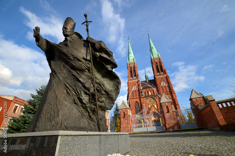 Statue of John Paul II against the background of the cathedral (Rybnik, Poland) - obrazy, fototapety, plakaty 